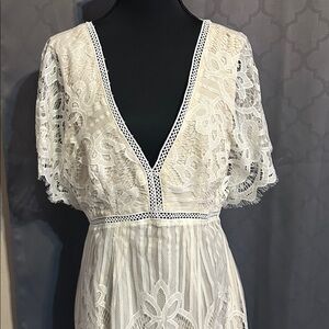 Tobi Elegant White Lace Dress with Deep V-Neck size M
